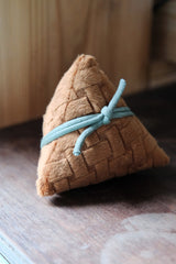 Umweltfreundliche Reisknödel in Form von duftenden Brötchen (zufällig ausgewählt)