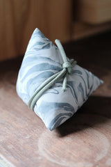 Umweltfreundliche Reisknödel in Form von duftenden Brötchen (zufällig ausgewählt)