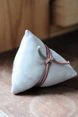 Umweltfreundliche Reisknödel in Form von duftenden Brötchen (zufällig ausgewählt)