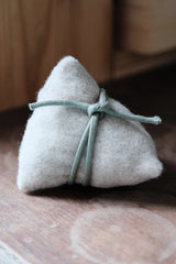 Umweltfreundliche Reisknödel in Form von duftenden Brötchen (zufällig ausgewählt)