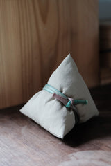 Umweltfreundliche Reisknödel in Form von duftenden Brötchen (zufällig ausgewählt)