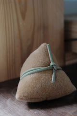 Umweltfreundliche Reisknödel in Form von duftenden Brötchen (zufällig ausgewählt)