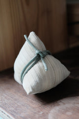 Umweltfreundliche Reisknödel in Form von duftenden Brötchen (zufällig ausgewählt)