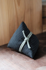 Umweltfreundliche Reisknödel in Form von duftenden Brötchen (zufällig ausgewählt)