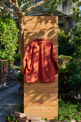 Ziegelroter, seitlich geschlitzter, locker sitzender Blazer