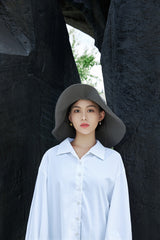 Hut mit großer Krempe in Dunkelgrau