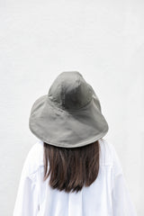 Hut mit großer Krempe in Dunkelgrau