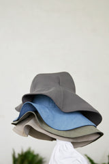 Hut mit großer Krempe in Dunkelgrau