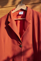 Ziegelroter, seitlich geschlitzter, locker sitzender Blazer