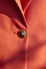 Ziegelroter, seitlich geschlitzter, locker sitzender Blazer