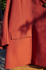 Ziegelroter, seitlich geschlitzter, locker sitzender Blazer