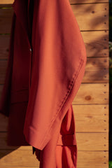 Ziegelroter, seitlich geschlitzter, locker sitzender Blazer