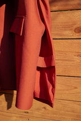 Ziegelroter, seitlich geschlitzter, locker sitzender Blazer