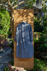 Graues blaues Langarmhemd mit spitzem Kragen