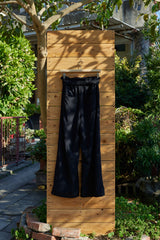 Schwarze elastische Hose mit hoher Taille und langen Beinen