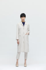 Beigefarbener langer Mantel mit mehreren Cut-Outs