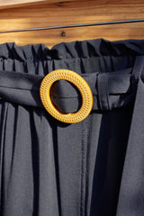 Schwarze elastische Hose mit hoher Taille und langen Beinen