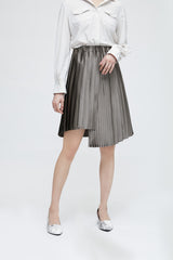 Grüner grauer breiter und schmaler asymmetrischer Plissee-Rock