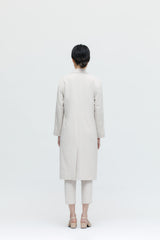 Beigefarbener langer Mantel mit mehreren Cut-Outs