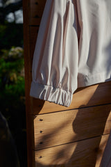 Almond Weißes Hemd mit fallenden Schultern und Puffärmeln