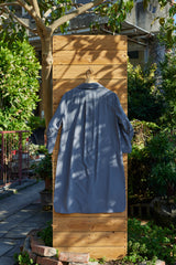 Graues blaues Langarmhemd mit spitzem Kragen