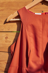 Ziegelrotes Kleid mit asymmetrischem Rock