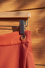 Ziegelrotes antibakterielles schmales Kleid mit hohem Schlitz