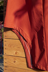 Ziegelrotes Kleid mit asymmetrischem Rock