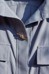 Graues blaues Langarmhemd mit spitzem Kragen