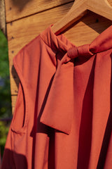 Ziegelrotes geknotetes A-Linien-Top mit Rückenausschnitt