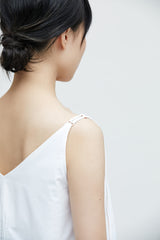 Weiße ärmellose Weste mit V-Ausschnitt