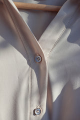 Almond Weißes Hemd mit fallenden Schultern und Puffärmeln