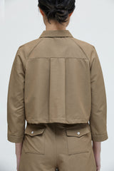 Kurze Jacke im Abenteuer-Stil