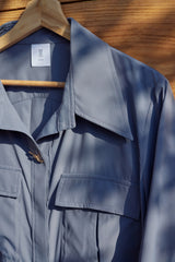 Graues blaues Langarmhemd mit spitzem Kragen