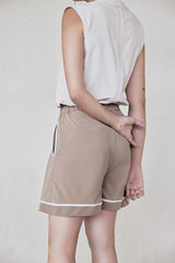 Sommershorts mit geschwungenen Taschen