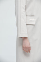 Beigefarbener langer Mantel mit mehreren Cut-Outs