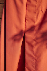 Ziegelrotes antibakterielles schmales Kleid mit hohem Schlitz