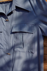 Graues blaues Langarmhemd mit spitzem Kragen