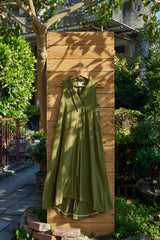 Olive Ärmelloses langes Kleid mit rechteckigem V-Ausschnitt