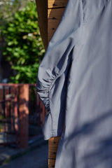 Graues blaues Langarmhemd mit spitzem Kragen