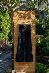 Schwarze elastische Hose mit hoher Taille und langen Beinen