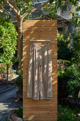 Hose mit V-Taille und hohem Rückenschlitz