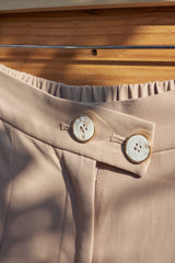 Hose mit V-Taille und hohem Rückenschlitz