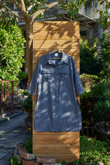 Graues blaues Langarmhemd mit spitzem Kragen