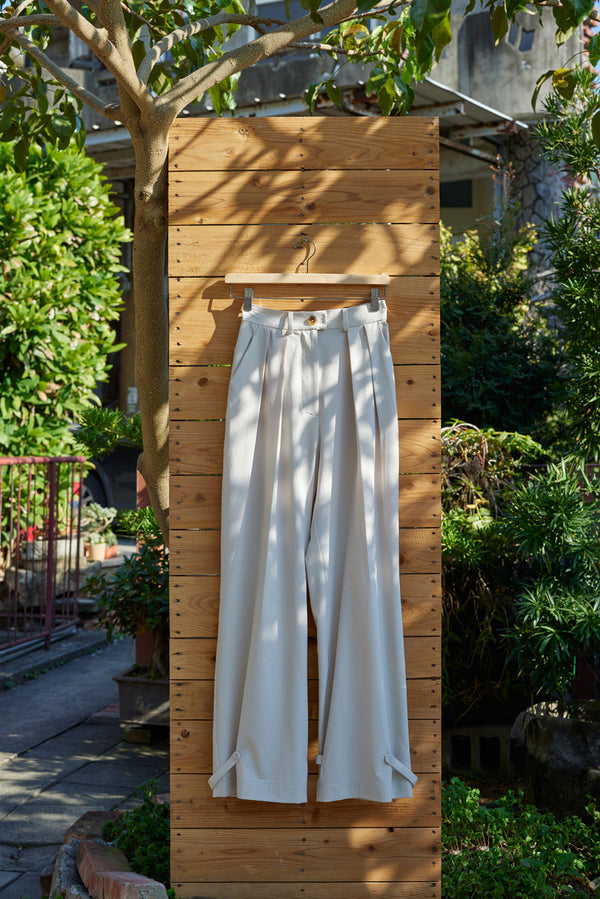 Special cut-out two-way trousers