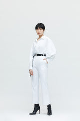 Weißes Hemd mit Bischofsärmeln