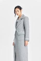 Grauer langer taillierter Mantel