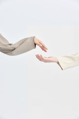 Beigefarbenes geripptes Oberteil zur Wärmespeicherung