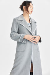 Grauer langer taillierter Mantel