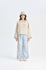 Beigefarbene kurze Jacke mit Satteltaschen aus Wolle